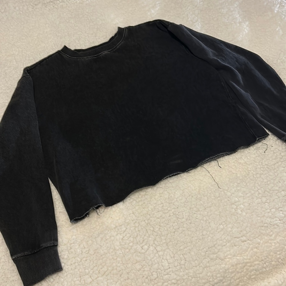 J.O & CO. CROPPED CREWNECK.